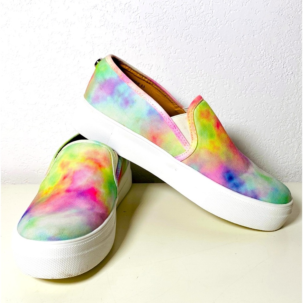 Steve Madden Womens Tie-Dye slip on Shoes size 6.5. Great for spring and summer.